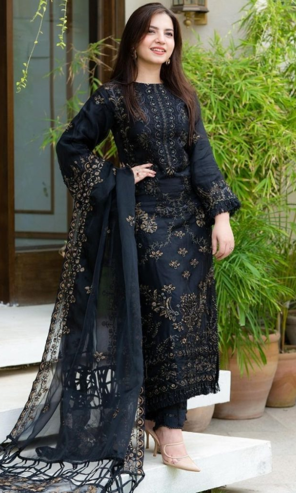 Heavy Embroidered Lawn 3pc